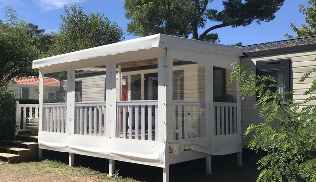 Spacious mobile home with terrace for 8 people