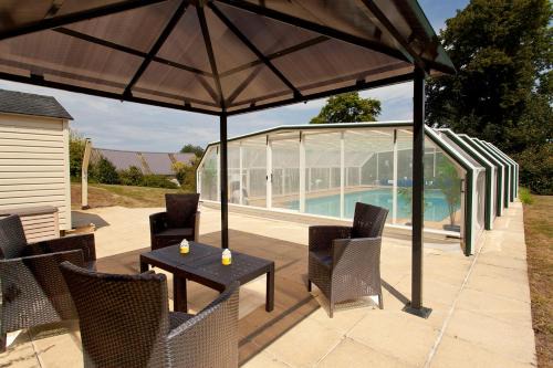 Stone cottage with modern interior & large private pool near to Josselin