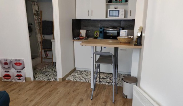 Studio cosy - proche gare & centre-ville - stationnement - cour intérieure table & chaises
