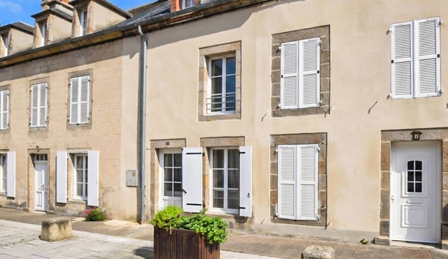 Stunning home in SAINT VAAST LA HOUGUE with WiFi