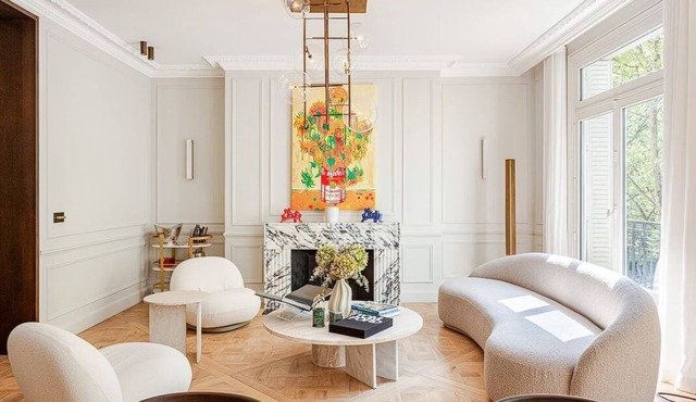 Stylish Parisian Escape. Views of Eiffel Tower & walk to Champs-Élysées