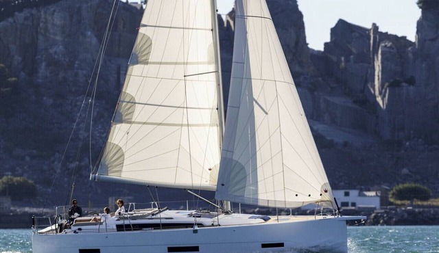 Sun-Kissed Sailing Adventure in Golfo de Morbihan, Brittany