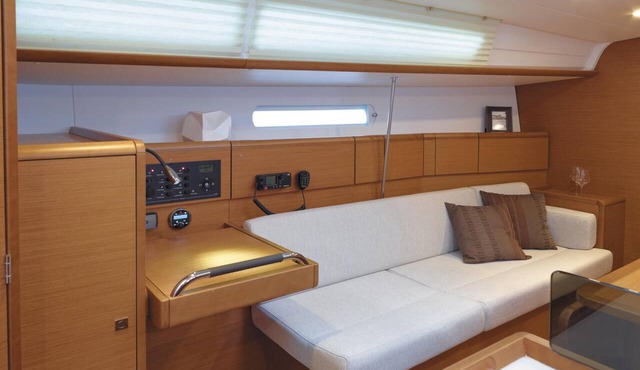 Sun-Kissed Sailing Adventure in Golfo de Morbihan, Brittany