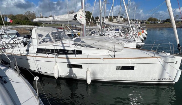 Sun-Kissed Sailing Adventure in Golfo de Morbihan, Brittany