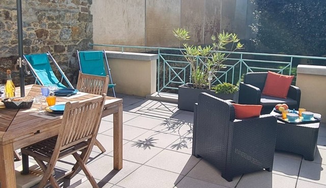 T3 quiet and bright, south terrace, secure private parking, shops 200m