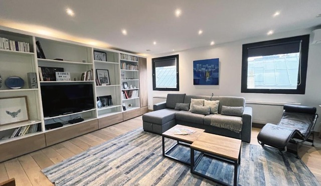 UrbanFlat 166 - Grand Appartement au centre de Paris