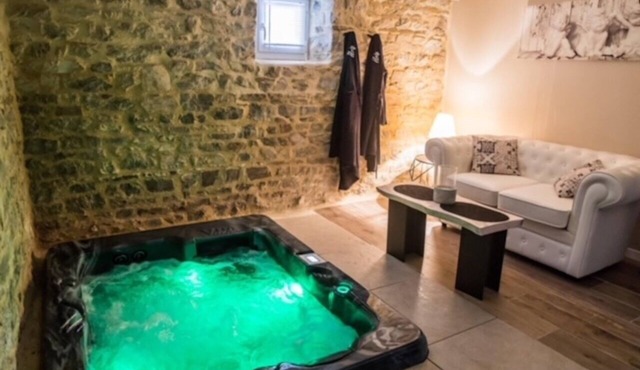 Vacation rental for 2 people with a private in-ground spa and a shared heated pool