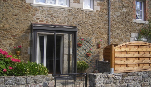 Vacation Rental for 4 People in Saint-Lunaire, 10 Minutes from the Beach, Week 35. Availability for September