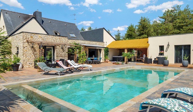 Villa Lailléa – Private Heated Pool, Jacuzzi, Petanque, Sleeps 8, Peaceful near Rennes