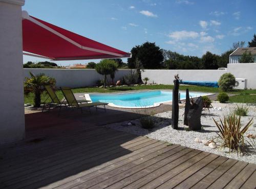 Villa Oyala avec piscine, spacieuse et de qualite