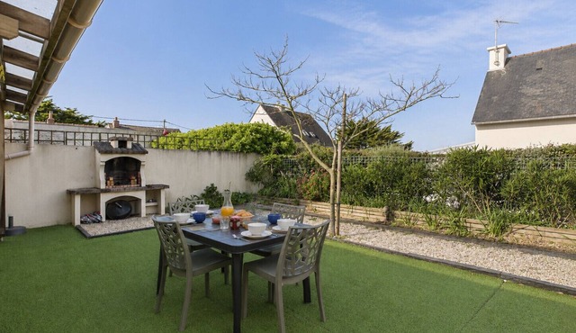 Walk to the beach, private garden, family house