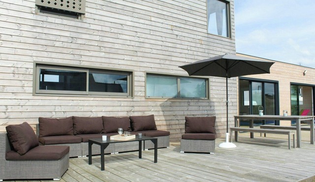 Wooden villa with indoor pool near Kernic Bay