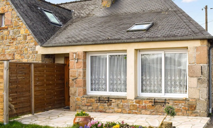 Quemperven House | Cozy home in Quemperven with WiFi