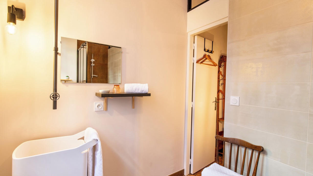 Photo of Bathroom in Downtown Angers