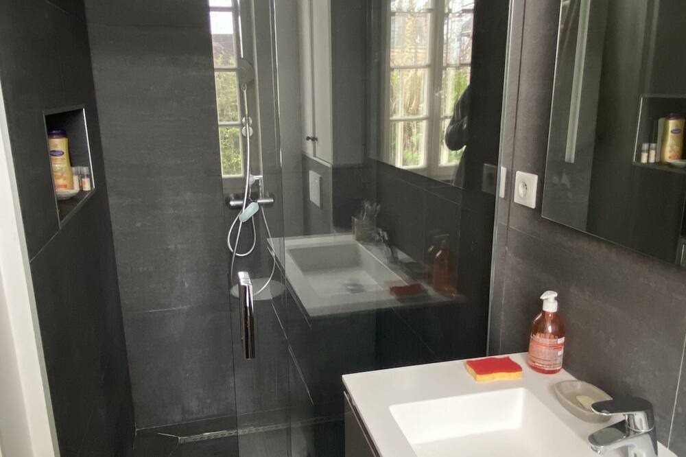Photo of Bathroom in Le Chesnay
