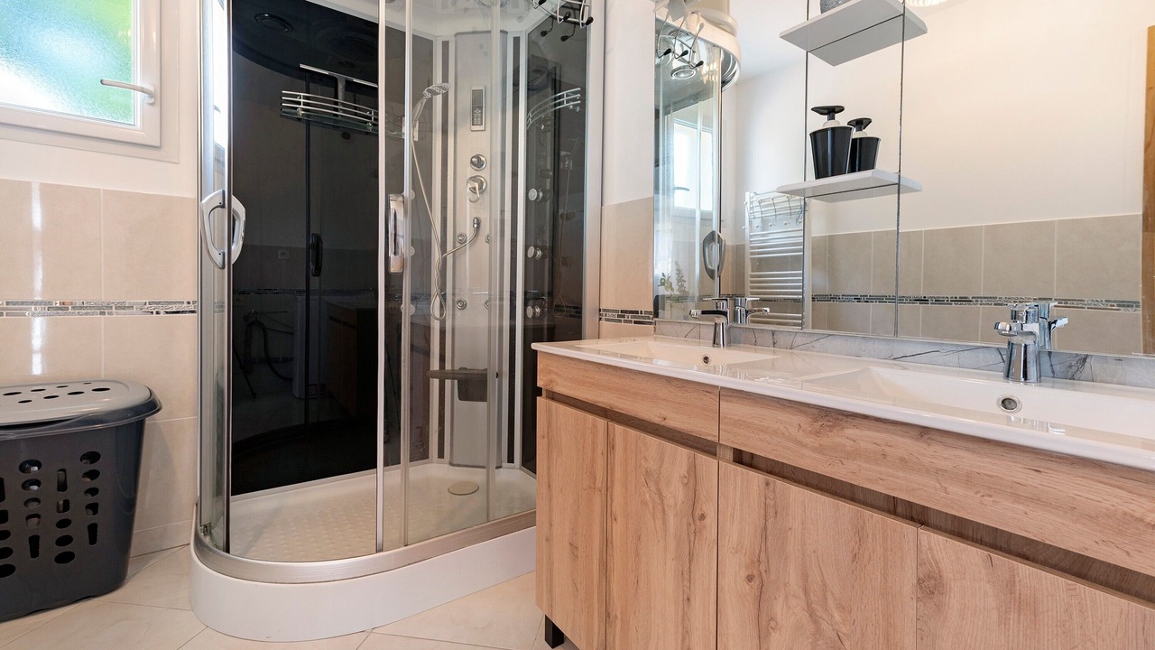 Photo of Bathroom in Le Tour-du-Parc