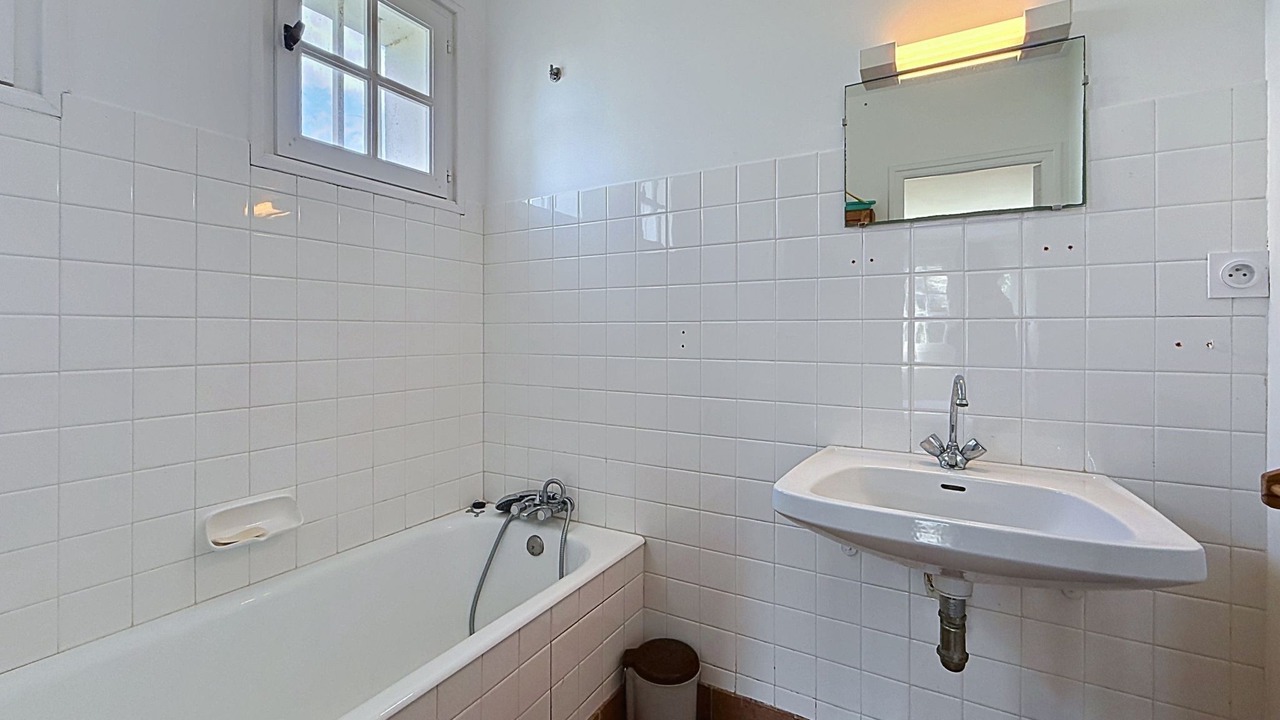 Photo of Bathroom in Locmariaquer