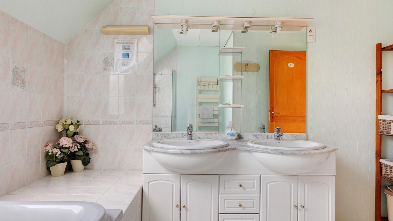 Photo of Bathroom in Nyoiseau