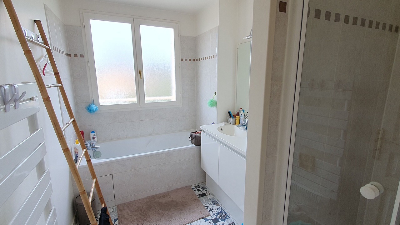 Photo of Bathroom in Le Mesnil-Saint-Denis