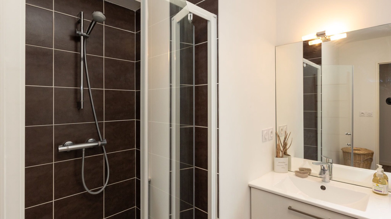 Photo of Bathroom in Parame