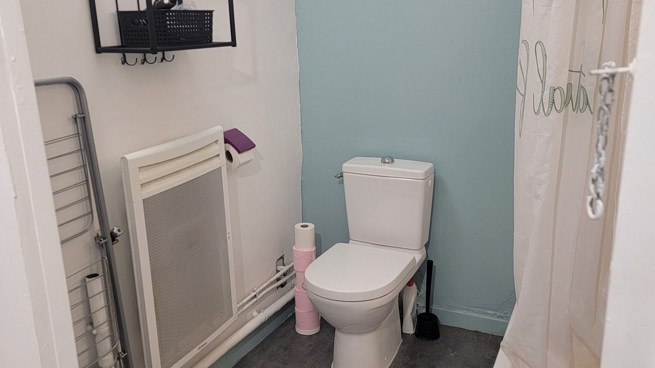 Photo of Bathroom in Magny-les-Hameaux