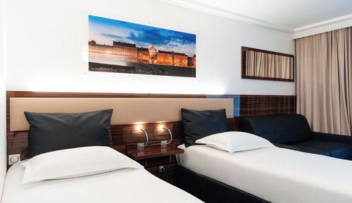 Chambre DELUXE avec lits jumeaux et canapé-lit pour enfant de 12 ans maximum