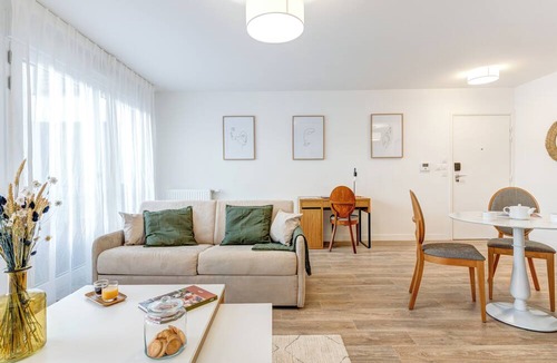 Rueil-Malmaison Apartment | Very nice 2-room apartment in the center of town. Access by bus, RER