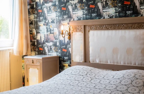Bavent Bed & Breakfast | Bed and Breakfast 'Chambres D'hôtes - Chambre 1' with Shared Garden and Wi-Fi