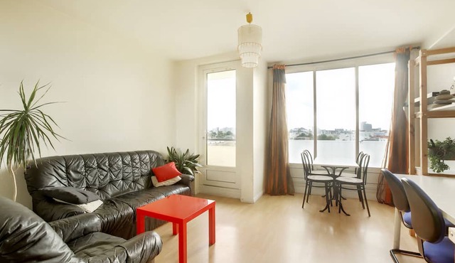 Pleasant, bright T3 on top floor (8), not overlooked, close to parks/services